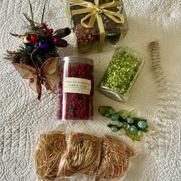 Holiday assortment of napkin rings and sparkly decor. ❣️ - Picture 5 of 5